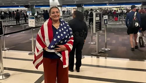 Dena Karari regresa a Estados Unidos tras permanecer 566 días bajo arresto por el régimen iraní