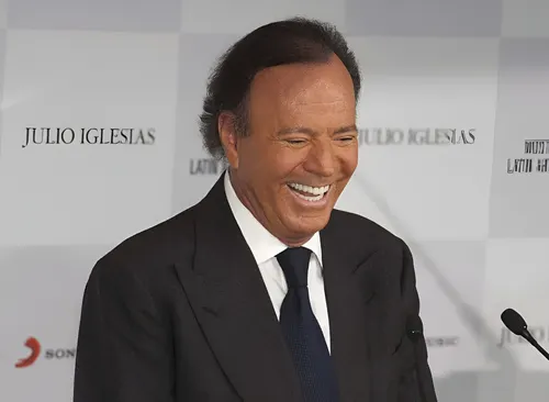 Julio Iglesias demanda a Yolanda Díaz ante el Supremo y le exige 50.000 euros por vulnerar su derecho al honor
