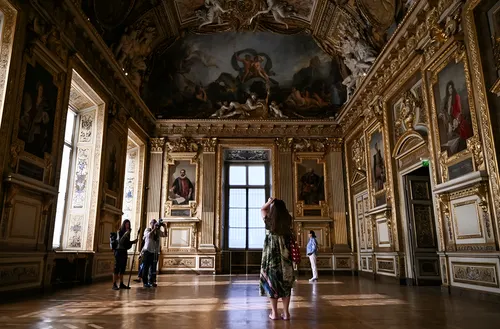 El Museo del Louvre reabre la Galería de Apolo nueve meses después del robo de las joyas de la corona
