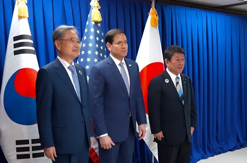 Estados Unidos, Corea del Sur y Japón estrechan alianza de seguridad para abordar las amenazas en el Indo-pacífico