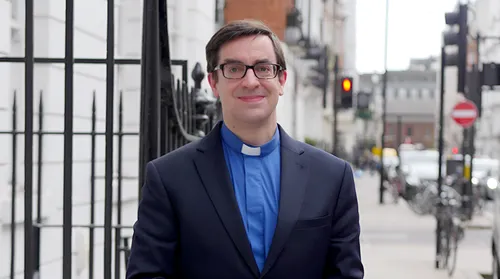 Capellán de una escuela cristiana recibe indemnización tras ser despedido por una charla sobre la comunidad LGBTQ en Reino Unido