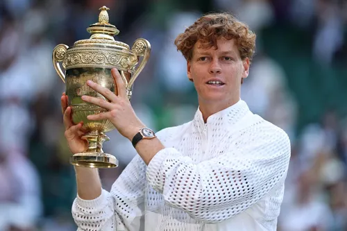 Jannik Sinner venció en cuatro sets a Alexander Zverev y conquistó Wimbledon por segunda vez consecutiva