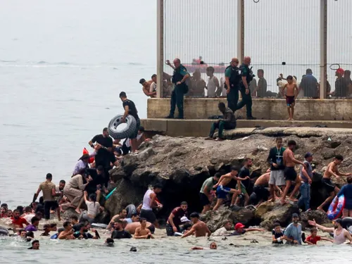 El Gobierno de España pacta con Marruecos acelerar las devoluciones tras la entrada masiva de más de 1.500 migrantes en Ceuta