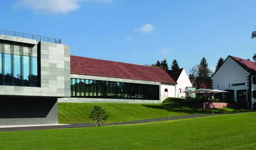 Roban 20 joyas de cristal valoradas en varios millones de euros en un asalto nocturno a un museo francés