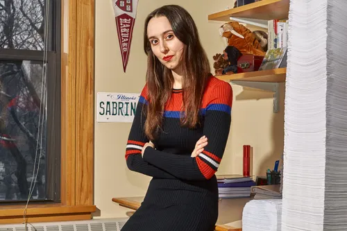 Revolución en la física teórica: la joven científica que busca descifrar la estructura dimensional del cosmos