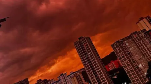 Un fenomeno inusual tiñe el cielo de Caracas de un sobrecogedor color carmesí en plena catástrofe humanitaria