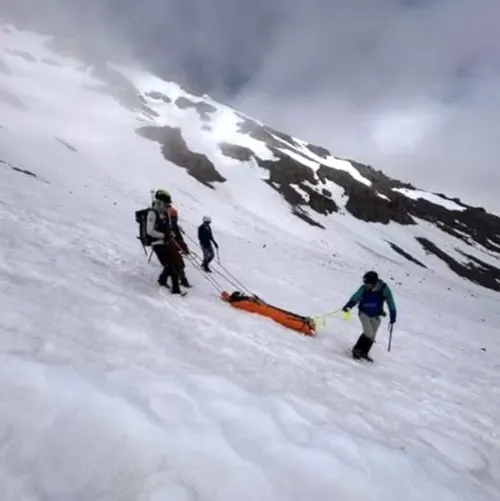 Milagro en el monte Shasta: una escaladora sobrevive a un impactante deslizamiento de 450 metros