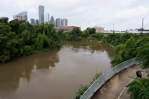 Histórico ascenso del lago Canyon en Texas enciende alarmas sanitarias tras inundaciones sin precedentes