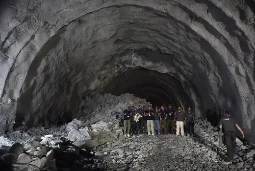 Tragedia en el Himalaya: una explosión y colapso en un túnel de India deja al menos diez muertos