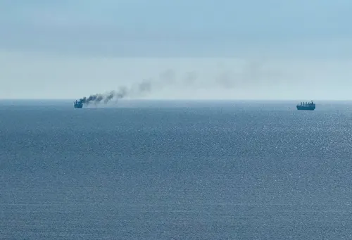 Un dron naval alcanza un buque petrolero rumbo a Ucrania y desata un incendio frente a las costas de Rumanía