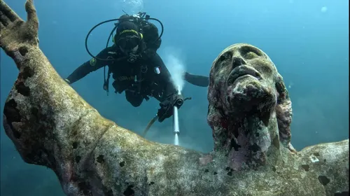 Italia preserva el Cristo del Abismo con la limpieza anual de su emblemático monumento submarino