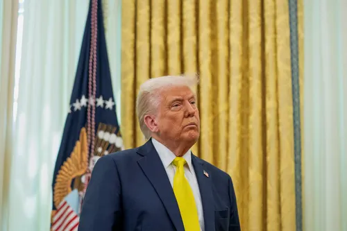 Trump frena los ataques a Irán y exige un acuerdo bajo la amenaza de una ofensiva implacable