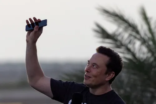 Elon Musk desafía el imperio de Apple con un revolucionario celular de IA desarrollado por SpaceX