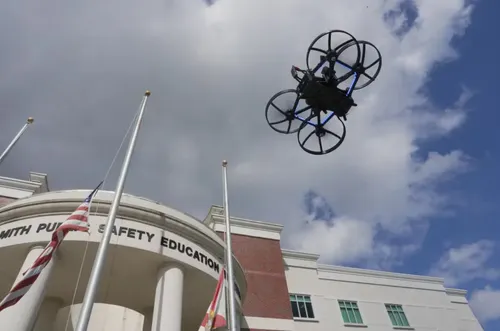 Escuelas en Estados Unidos prueban drones con gas pimienta para neutralizar tiradores activos en 15 segundos