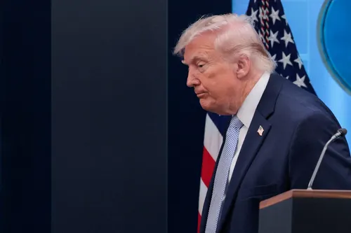 Donald Trump advierte que Estados Unidos golpeará a Irán con dureza tras los ataques a bases en Jordania