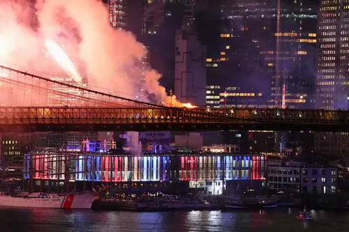 Un sorpresivo incendio en el Puente de Brooklyn interrumpe los festejos de la Independencia de Estados Unidos