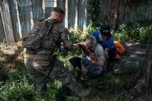 Ucrania bombardea una base aérea estratégica en Crimea mientras Trump coordina la mediación para el fin de la guerra