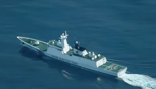 El régimen chino realiza maniobras militares cerca de un disputado banco de arena frente a Filipinas