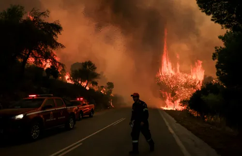 Grecia se sofoca entre las llamas mientras Francia y España siguen combatiendo sus incendios