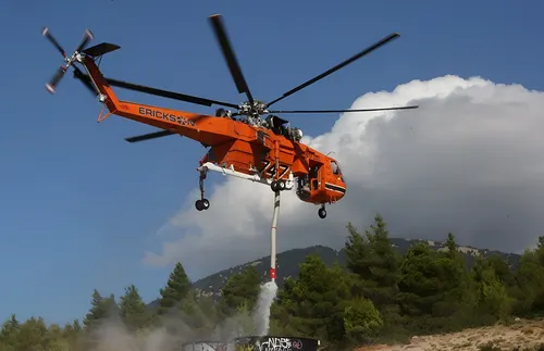 Mueren dos personas al colisionar dos helicópteros durante la extinción de un incendio en Grecia