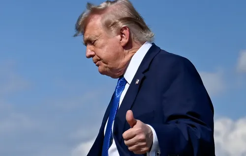 Trump congela las acciones militares contra Irán ante un acuerdo para abrir totalmente el estrecho de Ormuz