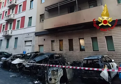 Incendio destruye 13 vehículos cerca de la Estación Central de Milán y obliga a evacuar un hotel de la zona