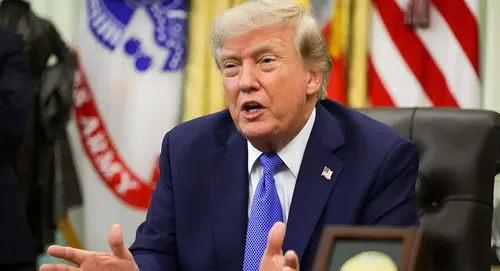 Trump firma dos órdenes ejecutivas para restringir la ciudadanía por nacimiento y prohibir el "turismo de maternidad"