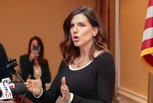 Nancy Mace impulsa resolución para prohibir que ciudadanos nacidos en el extranjero ocupen cargos en el Gobierno