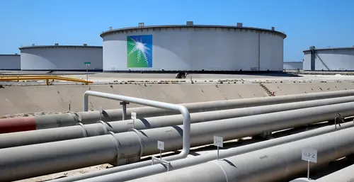 Rebeldes hutíes atacan una refinería de Aramco en Arabia Saudita y un puerto clave en Yemen