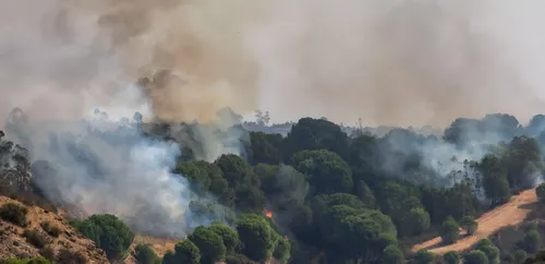 Restricciones aéreas por el eclipse solar complican la extinción de incendios forestales en Huesca y Huelva
