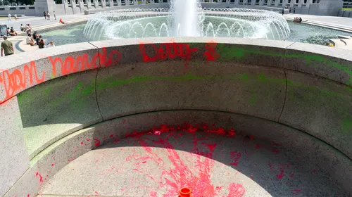 Mujer es arrestada en Washington D. C. por vandalizar Monumento a la Segunda Guerra Mundial