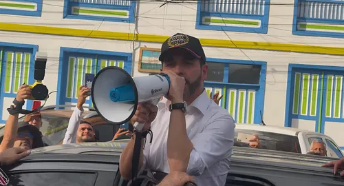 Con megáfono en mano, Abelardo de la Espriella promete reconstruir El Cairo tras el terremoto