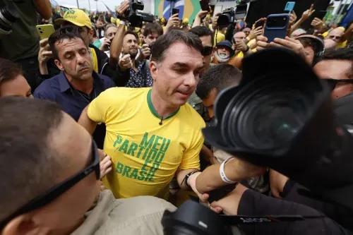 Flávio Bolsonaro arranca su campaña presidencial prometiendo tratar como terroristas a los narcos