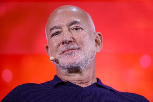 Jeff Bezos entra al Liverpool tras la compra del 30% del club por un consorcio multimillonario
