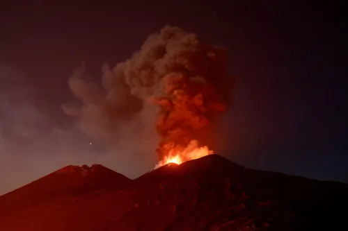 El volcán Etna entra en alerta roja y su densa nube de cenizas alcanza a Malta y Libia