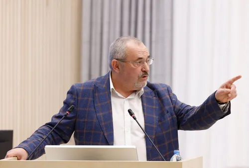El opositor Boris Nadezhdin se exilia en Francia tras sufrir la persecución del Kremlin en plena campaña electoral
