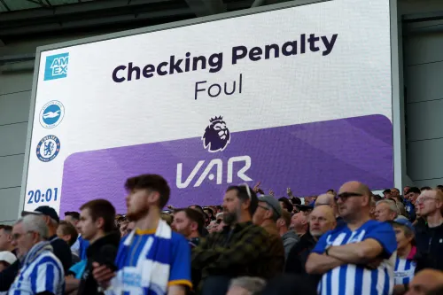 El fútbol europeo establece un nuevo protocolo para acelerar el juego y hacer el VAR menos invasivo