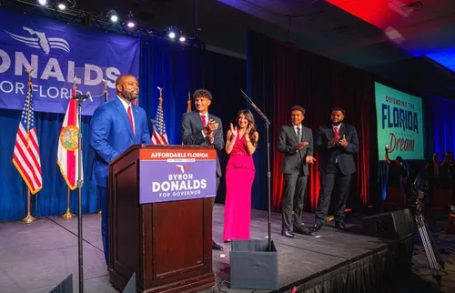 Byron Donalds gana la primaria republicana y buscará la gobernación de Florida