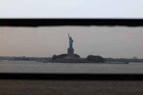 Una mujer y un bebé mueren tras el vuelco de una embarcación recreativa frente a la Estatua de la Libertad en Nueva York