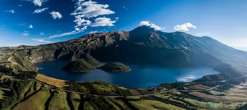 Incendio forestal azota las laderas del volcán Cotacachi en Ecuador