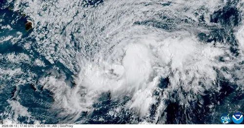 El paso del huracán Lala por Hawái deja al menos un muerto, daños e inundaciones