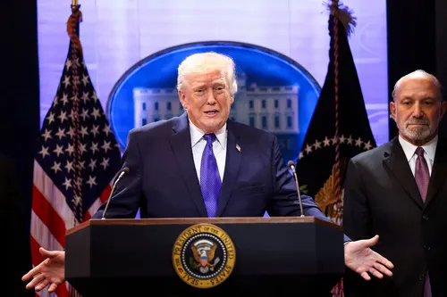 Donald Trump exige la rendición incondicional del régimen terrorista de Irán y advierte medidas contra Omán