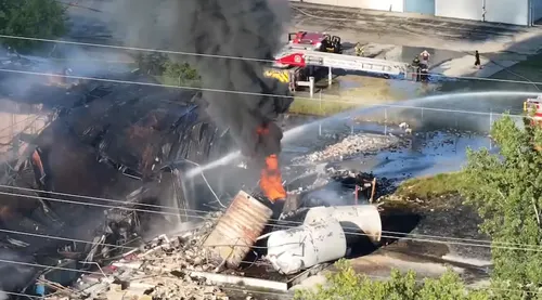 Una potente explosión e incendio arrasan una fábrica en Ohio: confirman un muerto y un desaparecido