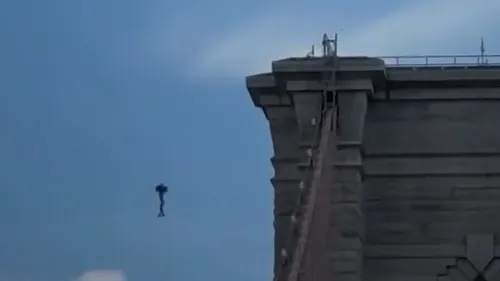 Un hombre sobrevive tras lanzarse desnudo desde el puente de Brooklyn y es procesado por cinco delitos