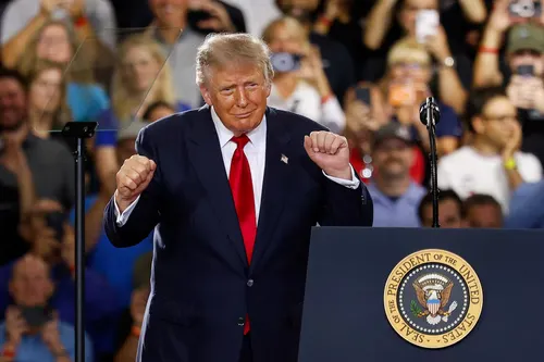 Donald Trump exige a petroleras estadounidenses reducir precios y atribuir su éxito al despliegue militar en Venezuela