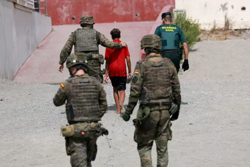 Ceuta solicita el traslado urgente de menores migrantes no acompañados a la península tras la crisis fronteriza