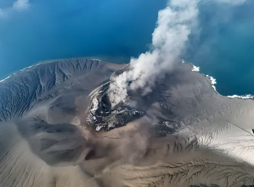 Erupción del volcán Anak Krakatoa paraliza el tráfico aéreo en Indonesia y fuerza el cierre de escuelas