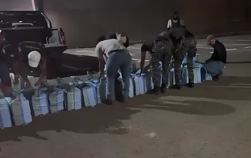 Policía de Ecuador incauta 1,6 toneladas de cocaína ocultas en Manta durante el toque de queda