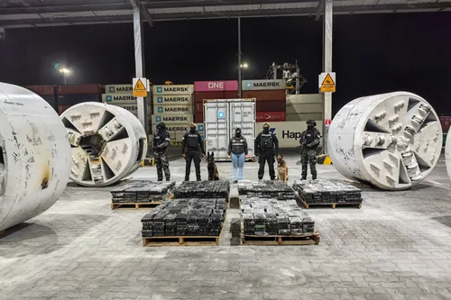 Incautan una tonelada de cocaína camuflada en maquinaria de exportación en Ecuador