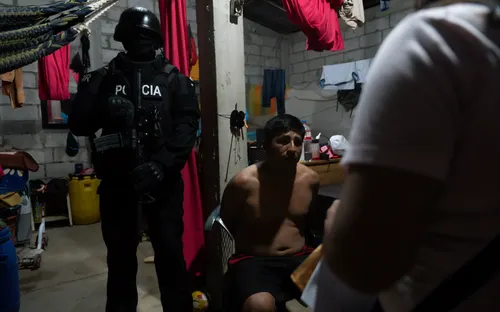 Detienen en Guayaquil a 13 integrantes de "Los Igualitos" tras allanamientos en Nueva Prosperina